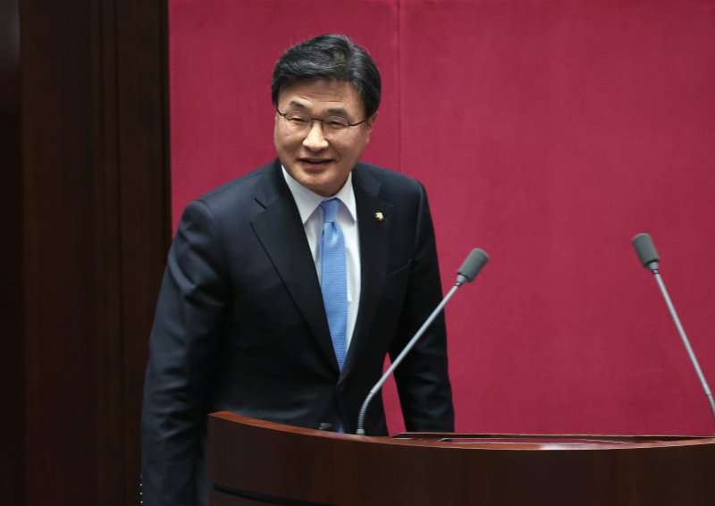 [서울=뉴시스] 조성우 기자 = 김대식 국민의힘 의원이 28일 오후 서울 여의도 국회에서 열린 제418회국회(정기회) 제13차 본회의에서 고등교육법 일부개정법률안 등에 대한 제안설명을 하고 있다. 2024.11.28. xconfind@newsis.com