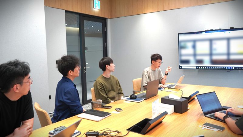 27일 성남시 판교에 위치한 안랩 본사에서 시큐리티인텔리전스센터(ASEC) 연구원들이 다크웹에 게시된 유출 정보를 보여주고 있다. 안랩 제공