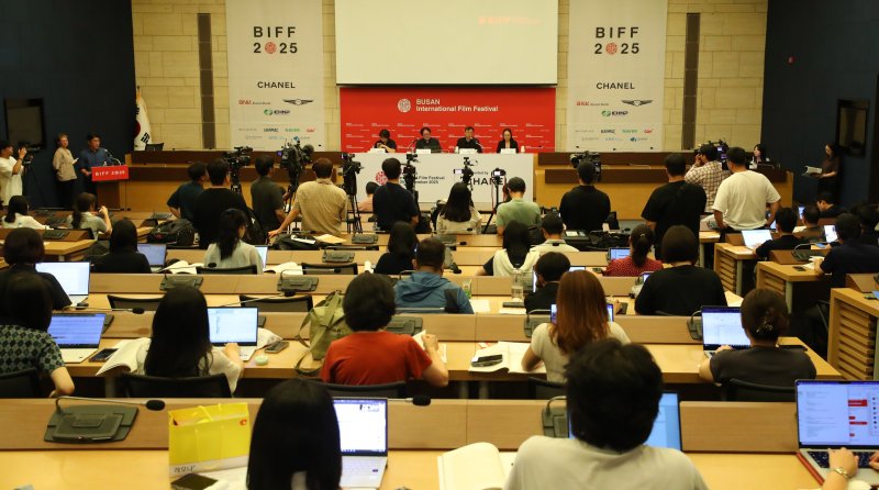 제30회 부산국제영화제 개최 기자회견이 열린 26일 서울 중구 대한상공회의소에서 김영덕(왼쪽부터) 마켓위원장, 박광수 부산국제영화제 이사장, 정한석 집행위원장, 박가언 수석프로그래머가 올해 영화제에 대해 설명하고 있다. 이번 영화제는 오는 9월17~26일 영화의전당 등 7개 극장 31개 스크린에서 총 328편(공식 초청작 64개국 241편, 커뮤니티비프 87편)의 작품을 소개한다. 뉴시스