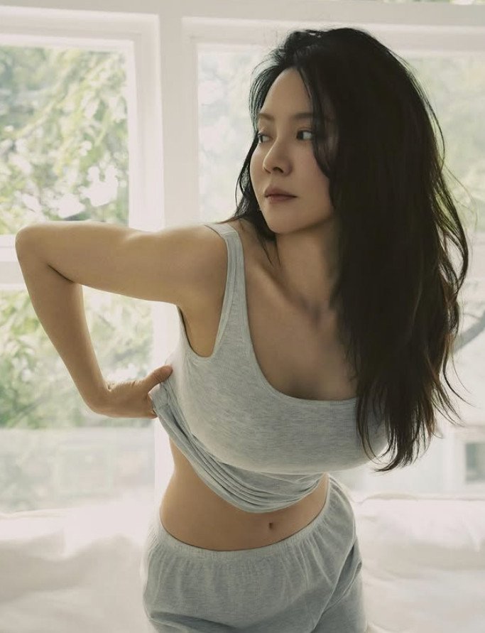 송지효, 론칭 속옷 브랜드 직접 모델…잘록 허리·글래머 자태 [N샷]