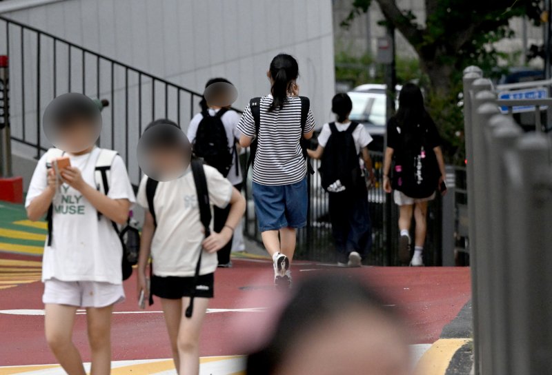 [광주=뉴시스] 김혜인 기자 = 위장전입 의혹이 불거진 25일 오후 광주 남구 봉선동 한 초등학교 일대. 2025.08.25. hyein0342@newsis.com *재판매 및 DB 금지