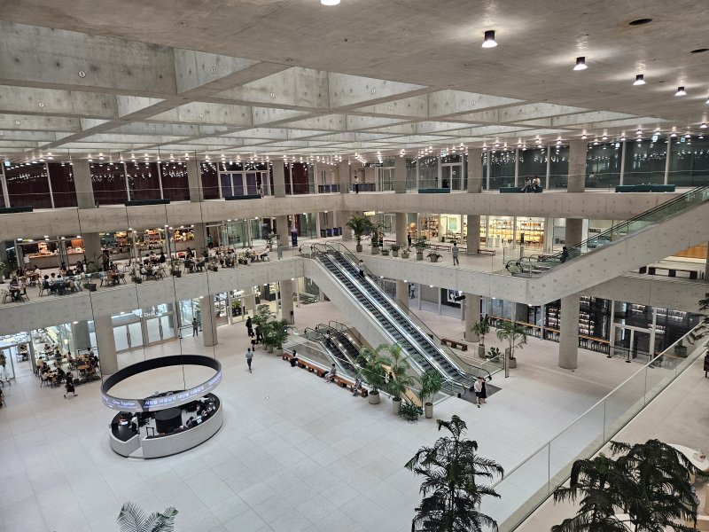 아모레퍼시픽 내부 모습. 아모레 스퀘어를 내려다 본 모습.ⓒ 뉴스1/김진희 기자.