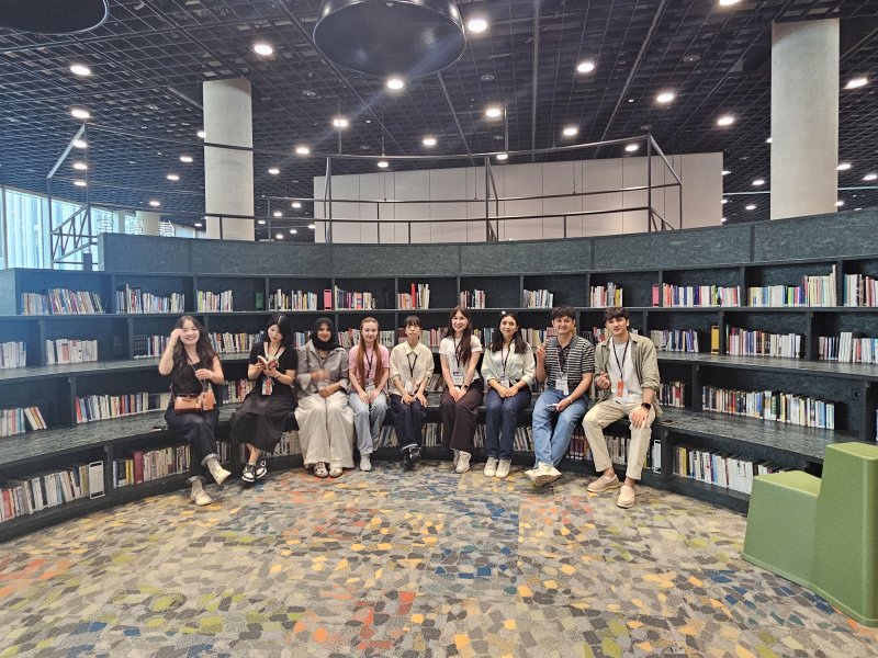 뉴스1 'K-브랜드 글로벌 캠프'를 통해 아모레퍼시픽 본사를 방문한 외국인 모습.ⓒ 뉴스1/김진흐 ㅣ기자.