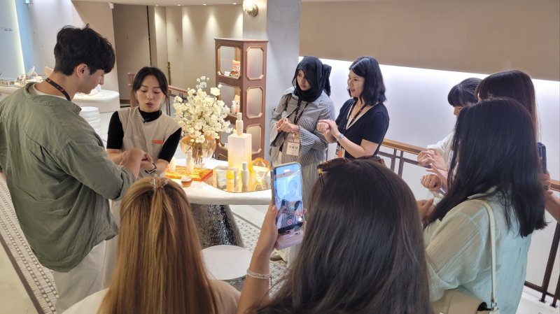 북촌 설화수의 집을 찾은 외국인들 모습.ⓒ 뉴스1/김진희 기자.