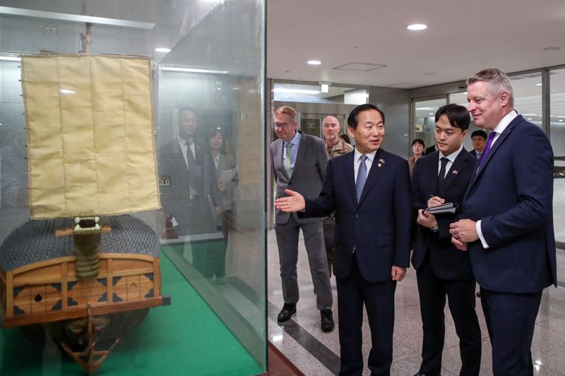 16일 이두희 국방부 차관(가운데)이 루크 폴라드 영국 국방차관(오른쪽 첫 번째)을 접견하면서 국방부 청사 내 전시된 거북선 모형을 보며 설명하고 있다. 국방부 제공