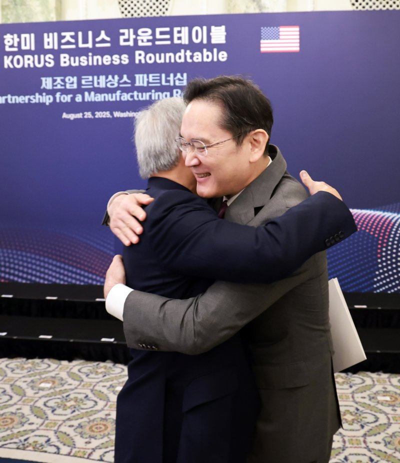 지난 8월 말 이재용 삼성전자 회장이 미국 워싱턴D.C 윌라드 호텔에서 열린 한미 비즈니스 라운드 테이블 리셉션에 참석해 젠슨 황 엔비디아 최고경영자(CEO)와 포옹하고 있다. 연합뉴스