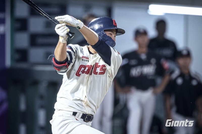 롯데 자이언츠 내야수 박찬형은 26일 열린 KBO리그 부산 KT 위즈전에서 4타수 3안타 1득점으로 활약했다. (롯데 자이언츠 제공)