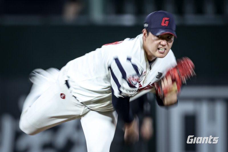롯데 자이언츠 투수 나균안은 26일 열린 KBO리그 부산 KT 위즈전에서 6이닝 2실점 역투를 펼쳐 팀의 4-3 승리를 이끌었다. (롯데 자이언츠 제공)