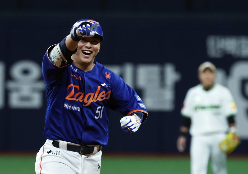 26일 서울 고척스카이돔에서 열린 프로야구 '2025 신한 SOL뱅크 KBO 리그' 한화 이글스와 키움 히어로즈의 경기, 1:1로 팽팽히 맞선 9회초 한화 공격 무사 주자없는 상황에서 한화 문현빈이 키움 조영건을 상대로 솔로포를 쏘아올린 후 환호하고 있다. 2025.8.26/뉴스1 ⓒ News1 오대일 기자