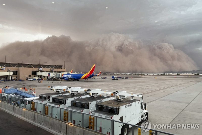 지난 25일 미 애리조나주 피닉스 스카이하버 국제공항에 덮친 모래폭풍 /사진=연합뉴스