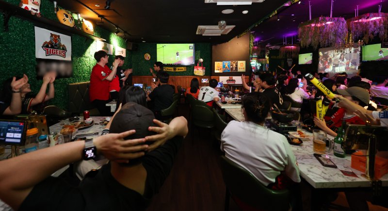 [서울=뉴시스] 권창회 기자 = 서울에 열대야가 11일째 이어지고 있는 10일 오후 서울 시내 호프집에서 야구팬들이 야구중계를 보며 응원하고 있다. 2025.07.10. kch0523@newsis.com