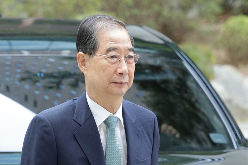 한덕수 전 국무총리가 22일 오전 12·3 비상계엄 사태에 가담·방조한 혐의로 피의자 조사를 받기 위해 서울 서초구 서울고등검찰청에 마련된 내란특별검사팀 사무실에 출석하고 있다. 2025.8.22/뉴스1 ⓒ News1 신웅수 기자