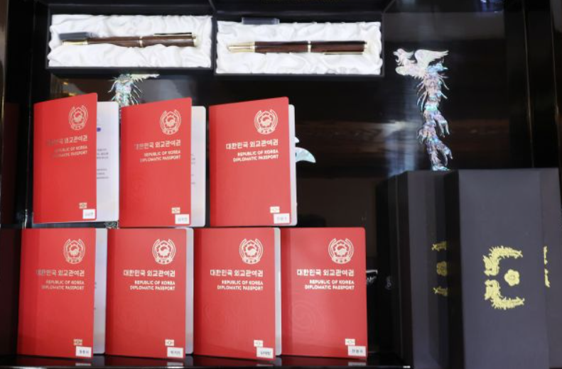 지난 2021년 문재인 당시 대통령이 청와대에서 열린 미래세대와 문화를 위한 대통령 특별사절 임명장 수여식에서 그룹 방탄소년단에게 임명장을 수여했다. 사진은 이날 방탄소년단 멤버들에게 전해진 외교관 여권과 기념품인 만년필. /사진=연합뉴스