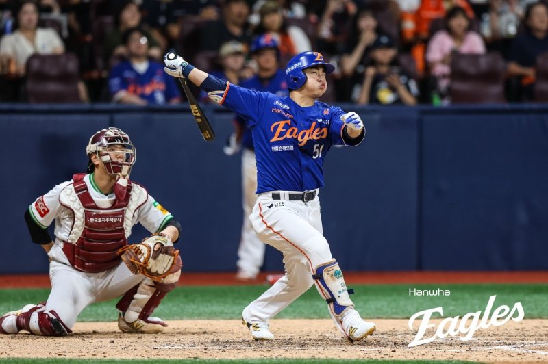 문현빈의 9회 홈런 스윙 (출처=연합뉴스)