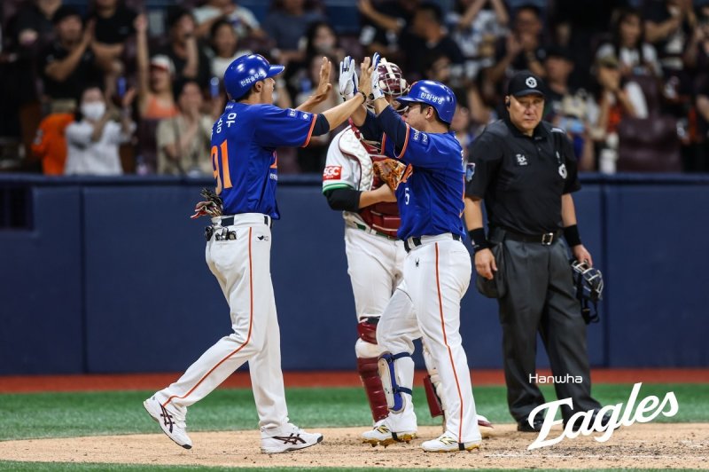 홈에 돌아와 하이 파이브 하는 문현빈(오른쪽) (출처=연합뉴스)