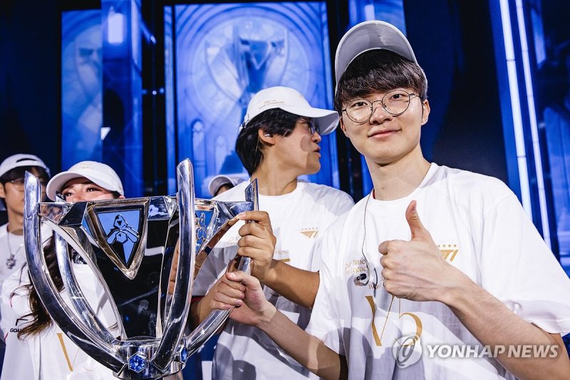 페이커 '엄지척' (출처=연합뉴스)