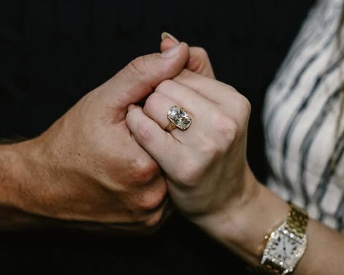 테일러 스위프트, 미식축구 스타 켈시와 약혼…7억 반지·트럼프 축하까지