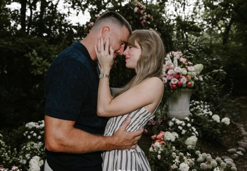 테일러 스위프트가 트래비스 켈시와의 약혼 소식을 알리며 인스타그램에 올린 프로포즈 사진. /스위프트 인스타그램