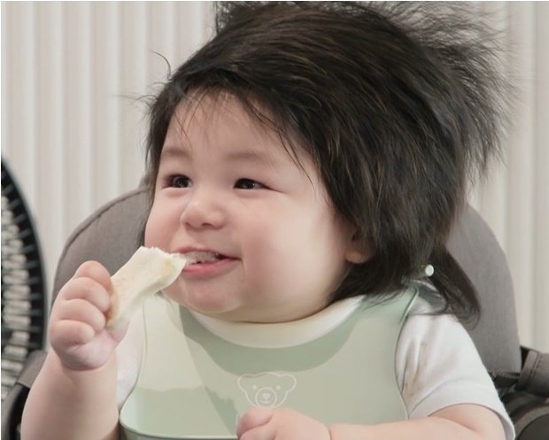 '슈돌' 심형탁 子 하루, 인생 첫 떡뻥 맛봤다…전투적 먹방 [N컷]