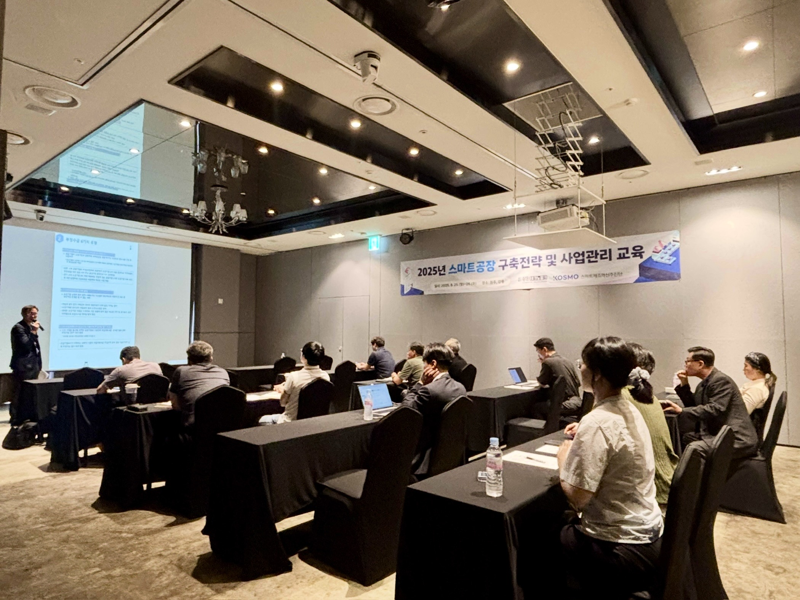 강원테크노파크가 지난 26일 강릉에서 스마트공장 구축지원사업 참여기업을 대상으로 스마트공장 사업관리 교육을 진행했다. 강원테크노파크 제공