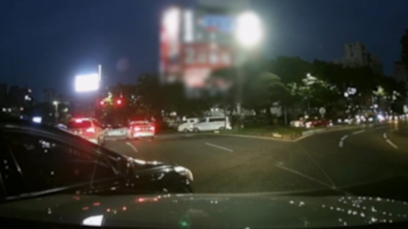 차선 변경하는 차량을 고의로 들이받는 장면(기사와 직접적 관련 없는 자료사진). 뉴시스