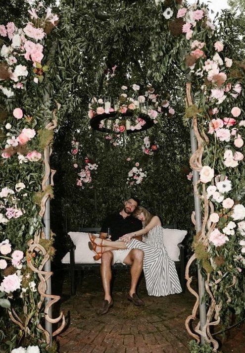 [뉴스1 PICK]테일러 스위프트, 풋볼선수 켈시와 약혼...트럼프도 "행운 가득하길"