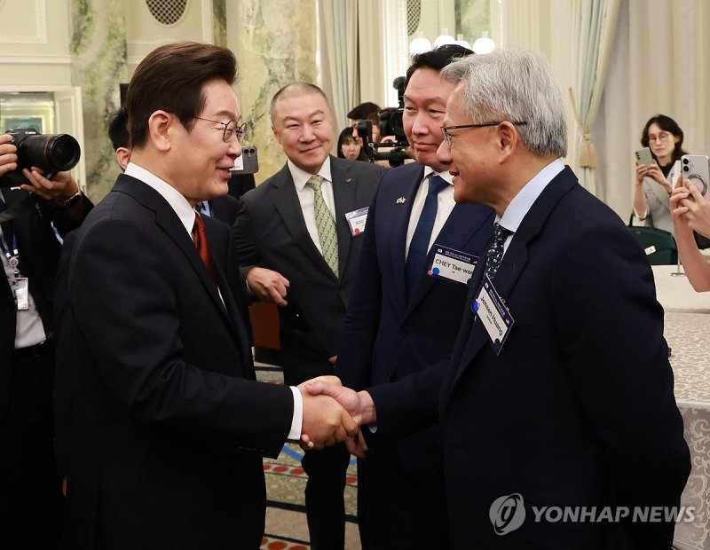 이재명 대통령, 젠슨 황 엔비디아 최고경영자와 악수 (출처=연합뉴스)