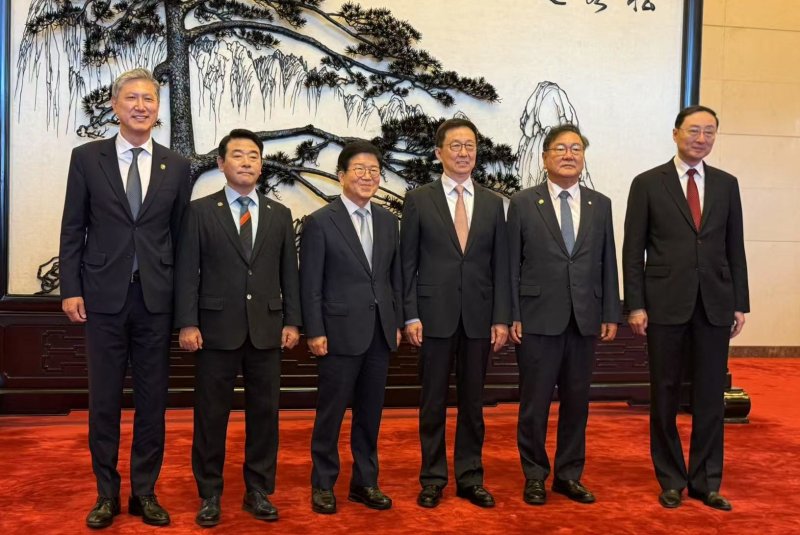 중국을 방문 중인 이재명 대통령 특사단이 지난달 26일 베이징 인민대회당에서 한정 국가부주석(왼쪽 네 번째)과 면담했다. 노재헌 이사장(왼쪽 첫번째)이 특사단과 기념촬영을 하고 있다. 뉴시스