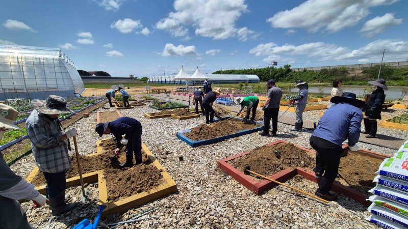 [전주=뉴시스]윤난슬 기자 = 전북 전주시농업기술센터는 오는 9월 3일까지 전주시에 거주하는 시민을 대상으로 '도시농업 기초과정' 교육생을 모집한다고 27일 밝혔다. (사진=전주시 제공) photo@newsis.com