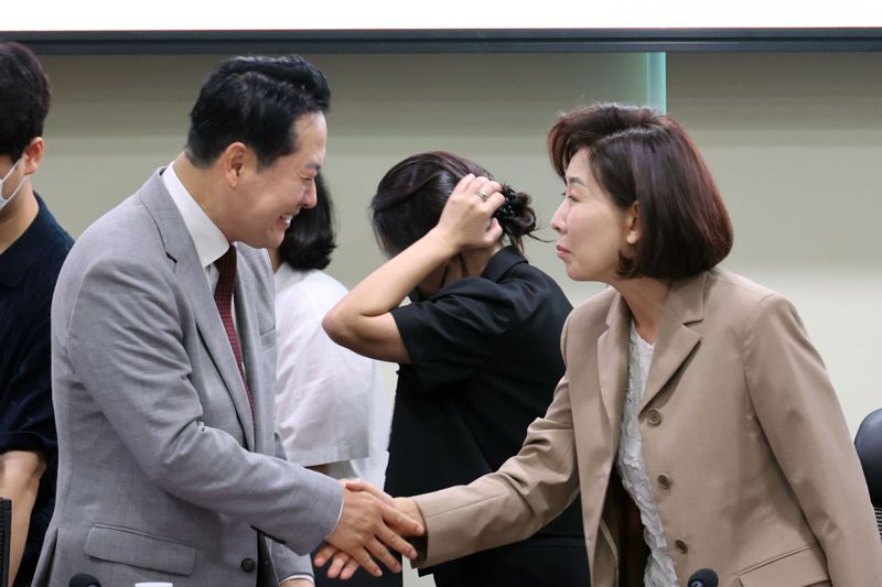 국민의힘 나경원 의원실이 27일 서울 여의도 국회의원회관에서 바카라 에볼루션 보증금 미반환 사태 긴급 대응 간담회를 연 가운데 국민의힘 장동혁 신임 당 대표와 나 의원이 인사를 하고 있다. 사진=서동일 기자