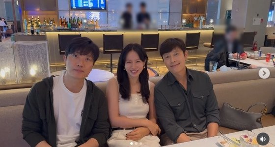 "첫 베니스 영화제 신나"…손예진, 이병헌·박희순과 출국전 '화기애애'