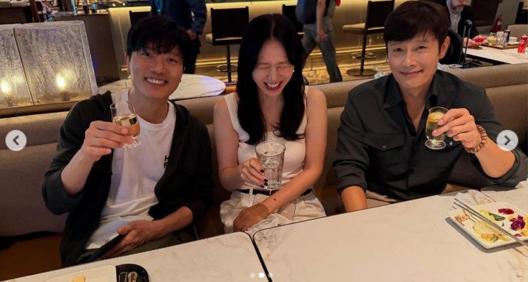 "첫 베니스 영화제 신나"…손예진, 이병헌·박희순과 출국전 '화기애애'