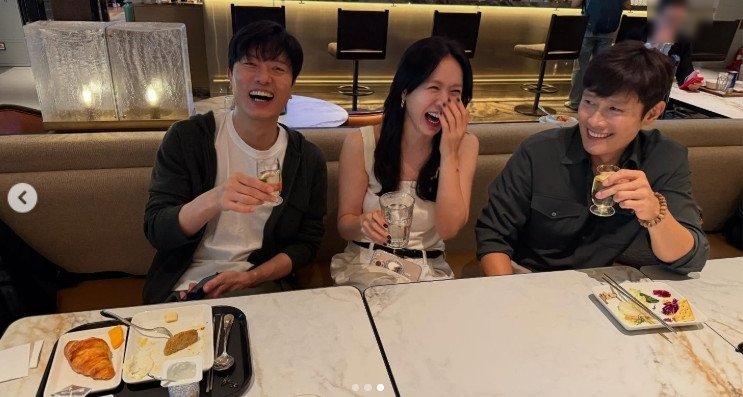 첫 베니스 영화제 신나…손예진, 이병헌·박희순과 출국전 '화기애애'