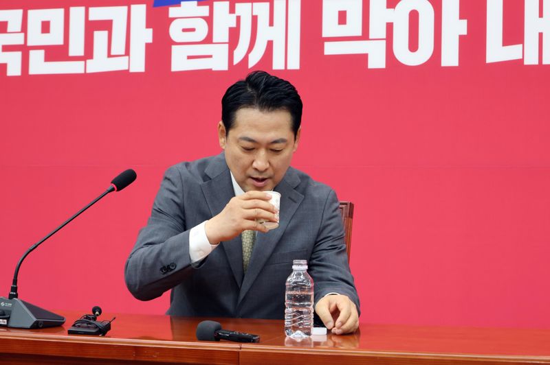 국민의힘 6차 전당대회에서 승리한 장동혁 신임 대표가 26일 국회 국민의힘 당 대표 회의실에서 열린 기자회견에서 질문에 답하다 목을 축이고 있다. 사진=박범준 기자