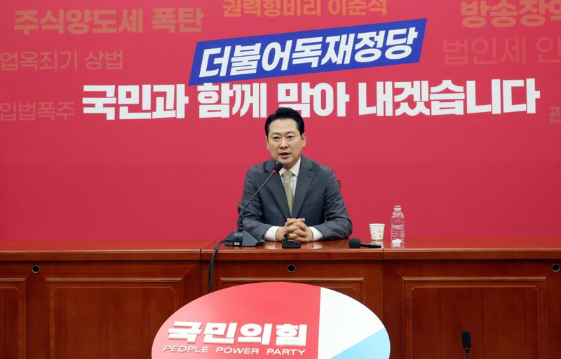 장동혁 국민의힘 신임 당대표가 26일 서울 여의도 국회에서 당선 기자회견을 하고 있다. 사진=박범준 기자