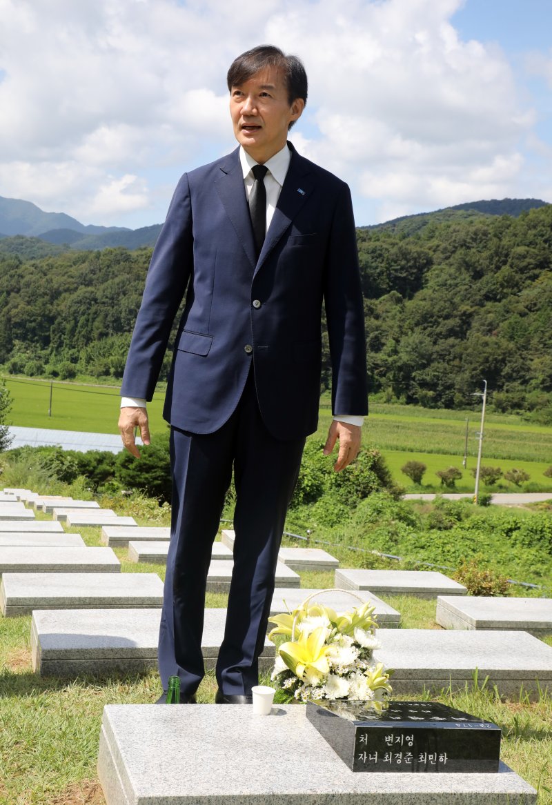 조국 조국혁신당 혁신정책연구원장이 27일 전남 담양 천주교 묘역을 찾아 친구인 고(故) 최홍엽 광주환경운동연합 공동의장의 묘소에 참배하고 있다. 2025.8.27/뉴스1 ⓒ News1 이수민 기자