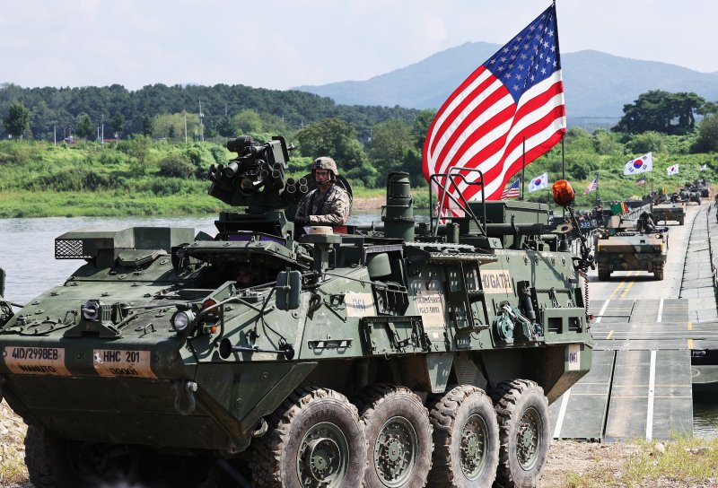 지난달 27일 경기도 여주시 연양동 남한강에서 열린 한미연합 제병협동 도하훈련에서 주한미군 스트라이커 장갑차와 한국군 K200 장갑차가 부교 도하를 하고 있다. 연합뉴스
