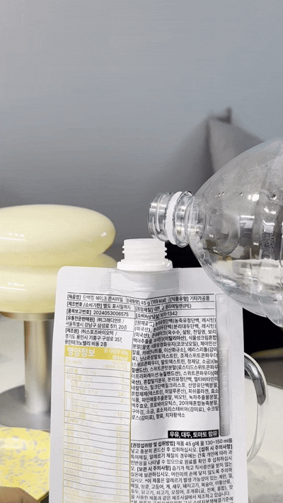 그래디언트 리앤핏 단백질 셰이크에 물을 따르는 모습. 영상=서지윤 기자