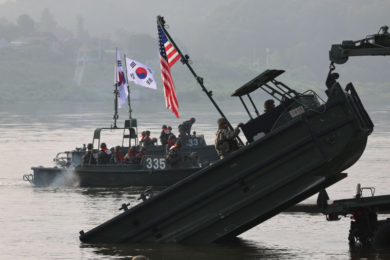 [여주=뉴시스] 권창회 기자 = 27일 오전 경기 여주시 강변유원지 일대 훈련장에서 7공병여단과 미2사단 장병들이 한미연합 도하훈련을 하고 있다. 2025.08.27. kch0523@newsis.com