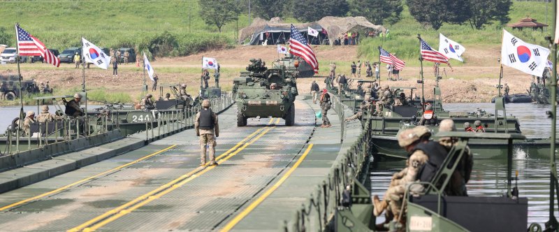 [여주=뉴시스] 권창회 기자 = 27일 오전 경기 여주시 강변유원지 일대 훈련장에서 7공병여단과 미2사단 장병들이 한미연합 도하훈련을 하고 있다. 2025.08.27. kch0523@newsis.com