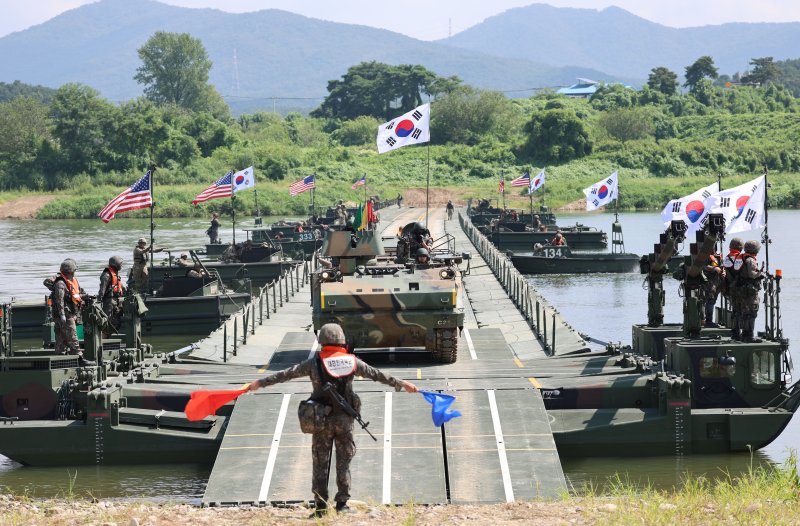 [여주=뉴시스] 권창회 기자 = 27일 오전 경기 여주시 강변유원지 일대 훈련장에서 7공병여단과 미2사단 장병들이 한미연합 도하훈련을 하고 있다. 2025.08.27. kch0523@newsis.com