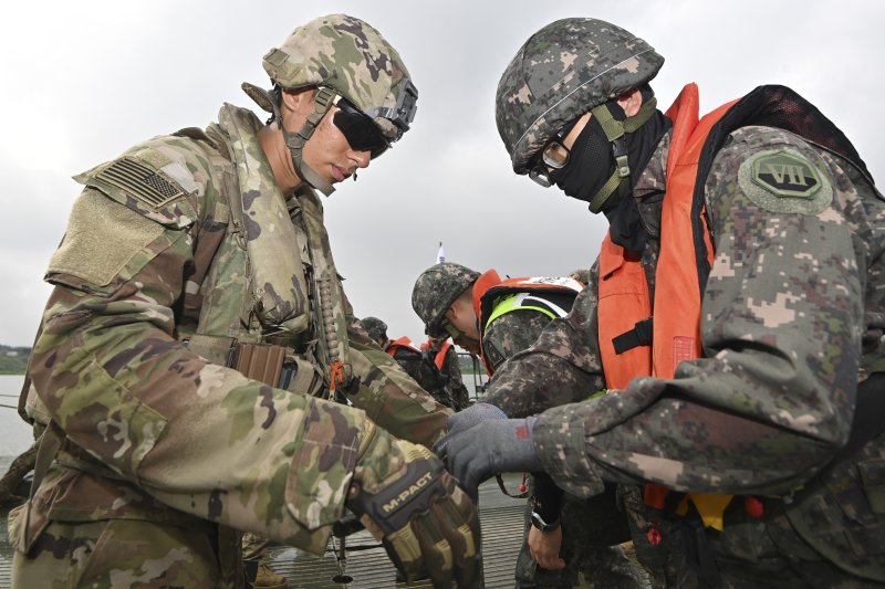 [여주=뉴시스] 권창회 기자 = 27일 오전 경기 여주시 강변유원지 일대 훈련장에서 7공병여단과 미2사단 장병들이 한미 합동 부교구축을 하고 있다. (공동취재) 2025.08.27 photo@newsis.com