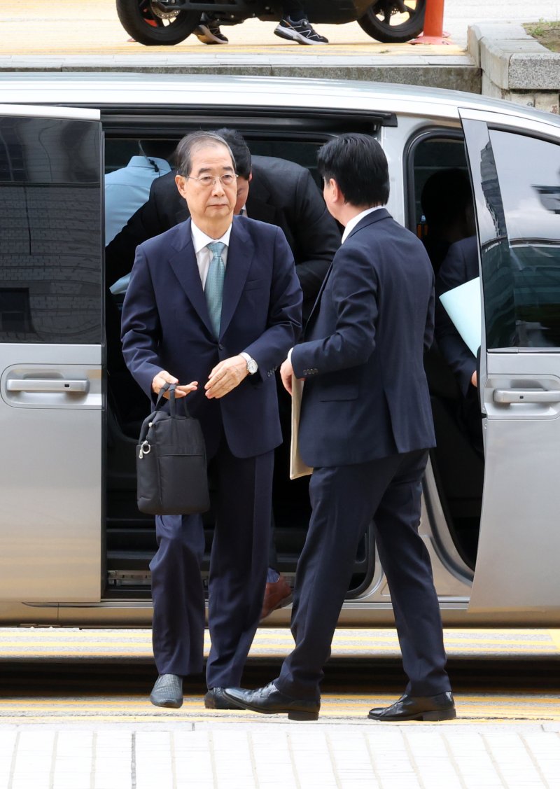 [서울=뉴시스] 배훈식 기자 = 한덕수 전 국무총리가 27일 오후 서울 서초구 서울중앙지방법원에서 열리는 구속 전 피의자 심문(영장실질심사)에 출석하고 있다. 한 전 총리는 내란 우두머리 방조, 위증, 허위공문서 작성 등 6개 혐의를 받고 있다. 2025.08.27. dahora83@newsis.com