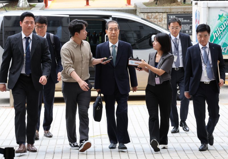 [서울=뉴시스] 배훈식 기자 = 한덕수 전 국무총리가 27일 오후 서울 서초구 서울중앙지방법원에서 열리는 구속 전 피의자 심문(영장실질심사)에 출석하며 취재진의 질문을 받고 있다. 한 전 총리는 내란 우두머리 방조, 위증, 허위공문서 작성 등 6개 혐의를 받고 있다. 2025.08.27. dahora83@newsis.com