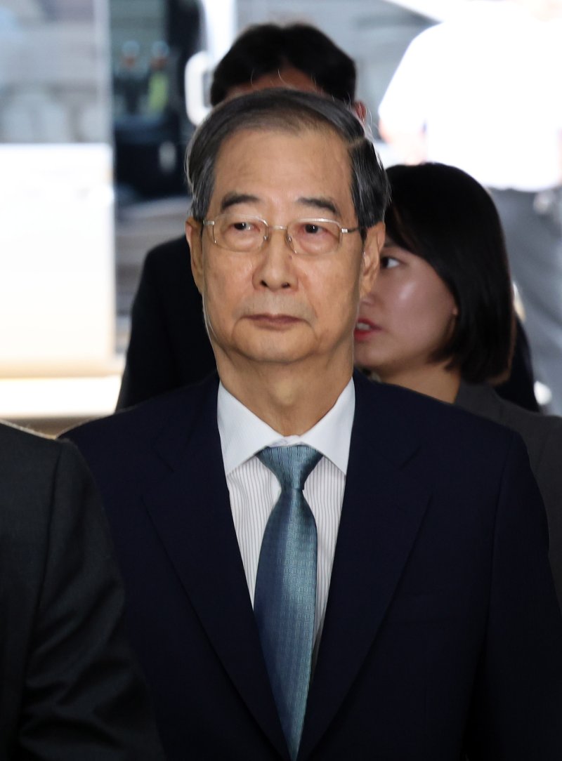 [서울=뉴시스] 배훈식 기자 = 한덕수 전 국무총리가 27일 오후 서울 서초구 서울중앙지방법원에서 열리는 구속 전 피의자 심문(영장실질심사)에 출석하고 있다. 한 전 총리는 내란 우두머리 방조, 위증, 허위공문서 작성 등 6개 혐의를 받고 있다. 2025.08.27. dahora83@newsis.com