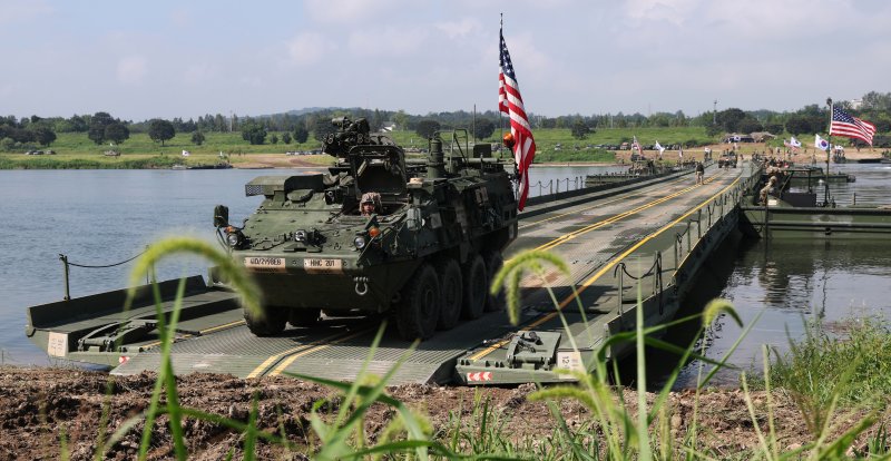 27일 경기 여주시 남한강 일대 훈련장에서 실시한 '한미연합 제병협동 도하훈련'에서 육군 제7공병여단 장병들과 미2사단/한미연합사단 장병들이 부교 도하훈련을 하고 있다. 공동취재단