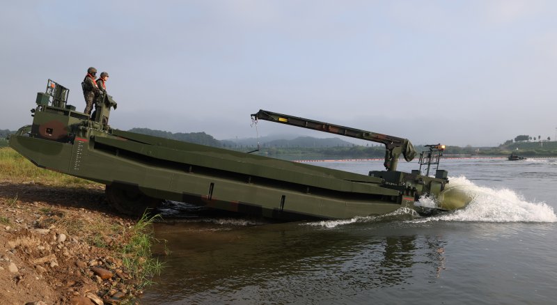 27일 경기 여주시 남한강 일대 훈련장에서 실시한 '한미연합 제병협동 도하훈련'에서 육군 제7공병여단 장병들이 한국형 자주도하장비 '수룡'을 이용해 부교 도하훈련을 하고 있다. 공동취재단