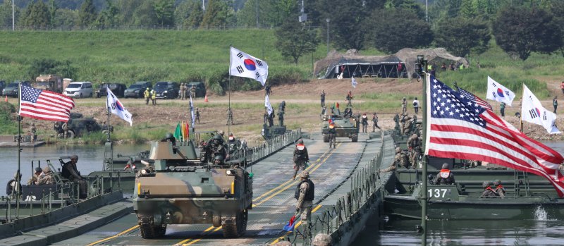 27일 경기 여주시 남한강 일대 훈련장에서 실시한 '한미연합 제병협동 도하훈련'에서 육군 제7공병여단 장병들과 미2사단/한미연합사단 장병들이 부교 도하훈련을 하고 있다. 뉴스1
