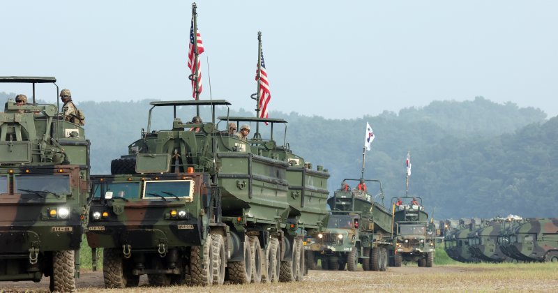 27일 경기 여주시 남한강 일대 훈련장에서 실시한 '한미연합 제병협동 도하훈련'에서 육군 제7공병여단 장병들과 미2사단/한미연합사단 장병들이 부교 도하훈련을 하고 있다. 공동취재단