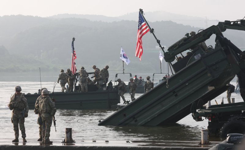 27일 경기 여주시 남한강 일대 훈련장에서 실시한 '한미연합 제병협동 도하훈련'에서 육군 제7공병여단 장병들과 미2사단/한미연합사단 장병들이 부교 도하훈련을 하고 있다. 공동취재단